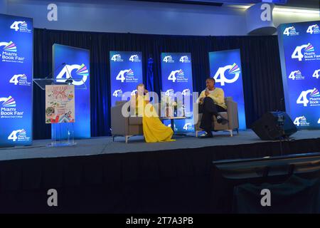 MIAMI, FLORIDA - 12 NOVEMBRE: Jada Pinkett Smith e Lena Waithe parlano sul palco in una serata con Jada Pinkett Smith in conversazione con Lena Waithe durante la Miami Book Fair 2023 al Miami Dade College il 12 novembre 2023 a Miami, Florida. (Foto di JL/Sipa USA) credito: SIPA USA/Alamy Live News Foto Stock