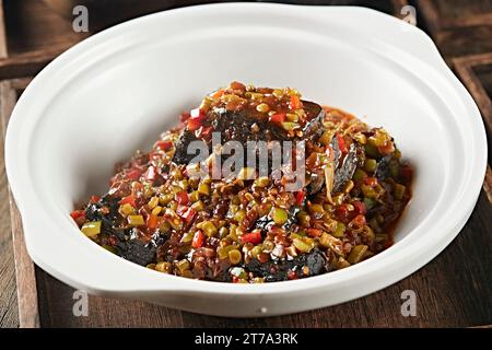 Il tofu stinky è una forma cinese di tofu fermentato che ha un forte odore. Tofu croccante alla Hunan fritto con olio di peperoncino e cipollina. Foto Stock