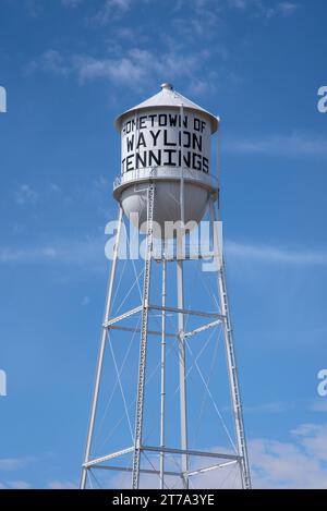 Alta e impressionante torre d'acqua si staglia contro un cielo blu, con le parole Hometown of Waylon Jennings on IT, Littlefield, Texas, Stati Uniti. Foto Stock