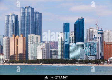 Busan, Corea del Sud - 17 marzo 2018: Vista sul mare del quartiere di Haeundae con alti edifici moderni Foto Stock