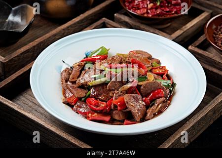 Mescolare i fegati di maiale fritti (saltati) Foto Stock