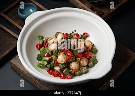 Mescolare le capesante fritte (saltate) e l'okra Foto Stock