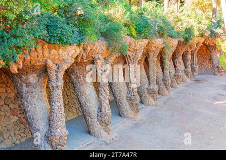 Park Güell (in catalano: Parc Güell è un sistema di parchi privatizzati composto da giardini ed elementi architettonici locat Foto Stock