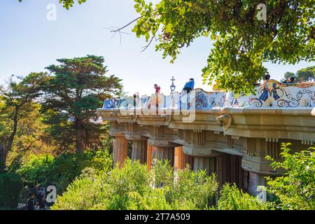 Park Güell (in catalano: Parc Güell è un sistema di parchi privatizzati composto da giardini ed elementi architettonici locat Foto Stock