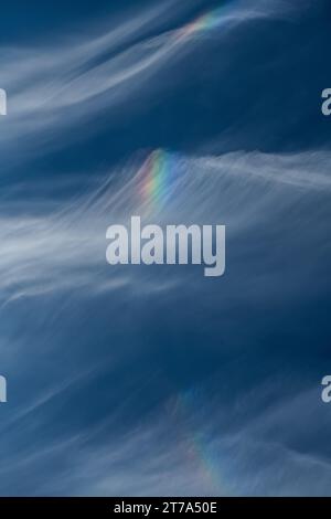 Arcobaleno di fuoco. Spettacolare nuvola iridescente. Un raro assaggio dell'arcobaleno di fuoco prismatico della natura. Fenomeni atmosferici bellissimi. Foto Stock