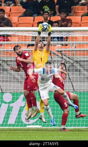 Giacarta, Indonesia. 14 novembre 2023. Arsha Shakouri (Top) dell'Iran fa un salvataggio durante la partita del gruppo C della Coppa del mondo FIFA U17 tra Inghilterra e Iran allo Stadio Internazionale di Giacarta, Indonesia, 14 novembre 2023. Crediti: Zulkarnain/Xinhua/Alamy Live News Foto Stock