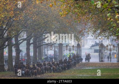 Londra, Regno Unito. 14 novembre 2023. Pioggia intensa, clima autunnale e foglie gialle per l'autunno - King's Troop Royal Horse Artillery segnano il compleanno di sua Maestà il Re a Green Park. Spararono una pistola da 41 colpi saluti da 6 cannoni a Green Park. Crediti: Guy Bell/Alamy Live News Foto Stock