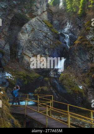 Cascata Kairak tra le montagne del Kazakistan nella gola del fiume Turgen, Almaty. Foto Stock