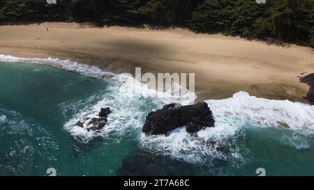 Hawaii, costa, acqua che si rompe sulle rocce, presi con un DJI mini. Foto Stock