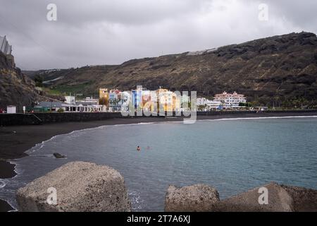 Vista di Playa Puerto de Tazacorte o della spiaggia di Tazacorte con sabbia nera sull'isola di la Palma , isole Canarie, Spagna Foto Stock