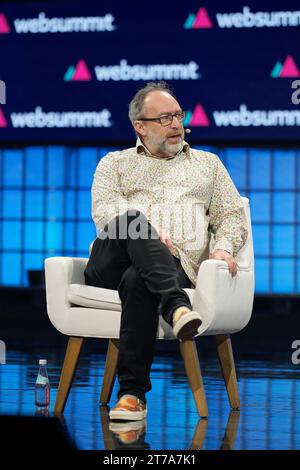 Lisbona, Portogallo. 13 novembre 2023. Jimmy Wales, fondatore di Wikipedia, si rivolge al pubblico durante la serata di apertura del Web Summit 2023 a Lisbona. Credito: SOPA Images Limited/Alamy Live News Foto Stock