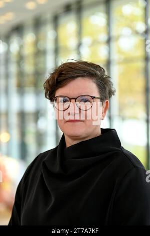 Nancy Janz, Sprecherin der Betroffenenvertretung des Beteiligungsforums Sexualisierte Gewalt, aufgenommen waehrend der Tagung der Synode der Evangelischen Kirche in Deutschland EKD in Ulm foto vom 14.11.2023. SOLO USO EDITORIALE *** Nancy Janz, portavoce del Forum di partecipazione alla violenza sessuale, presa durante l'incontro del Sinodo della Chiesa evangelica in Germania EKD a Ulm foto del 14 11 2023 SOLO USO EDITORIALE Copyright: epd-bild/HeikexLyding Betroffenenvertretung5 Credit: Imago/Alamy Live News Foto Stock