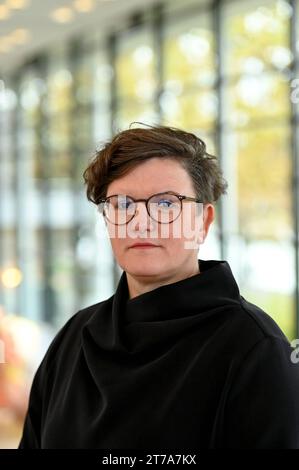 Nancy Janz, Sprecherin der Betroffenenvertretung des Beteiligungsforums Sexualisierte Gewalt, aufgenommen waehrend der Tagung der Synode der Evangelischen Kirche in Deutschland EKD in Ulm foto vom 14.11.2023. SOLO EDITORIALE *** Nancy Janz, portavoce del Forum di partecipazione alla violenza sessuale, presa durante l'incontro del Sinodo della Chiesa evangelica in Germania EKD a Ulm foto del 14 11 2023 SOLO USO EDITORIALE Copyright: epd-bild/HeikexLyding Betroffenenvertretung6 Credit: Imago/Alamy Live News Foto Stock