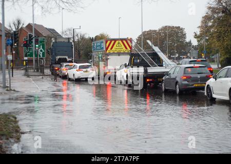 Hounslow, West London, Regno Unito. 14 novembre 2023. La forte pioggia torrenziale ha lasciato molte strade a Hounslow nella zona ovest di Londra allagate oggi. Un Met Office Yellow Weather Warning rimane in vigore per il sud-est fino alle 15 di oggi. Credito: Maureen McLean/Alamy Live News Foto Stock