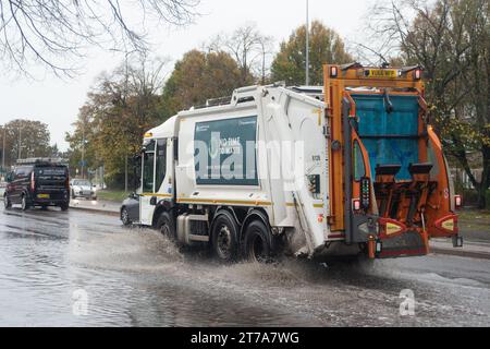 Hounslow, West London, Regno Unito. 14 novembre 2023. La forte pioggia torrenziale ha lasciato molte strade a Hounslow nella zona ovest di Londra allagate oggi. Un Met Office Yellow Weather Warning rimane in vigore per il sud-est fino alle 15 di oggi. Credito: Maureen McLean/Alamy Live News Foto Stock