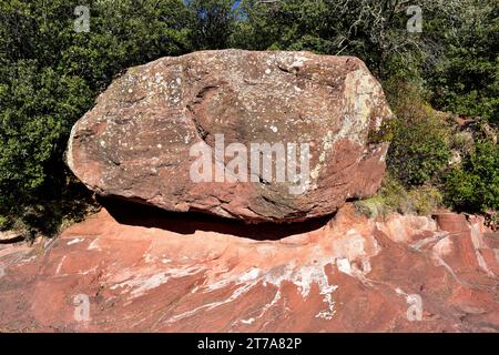 L'arenaria è una roccia sedimentaria clastica composta da grani di quarzo. Questa foto è stata scattata a Prades, Tarragona, Catalogna, Spagna. Foto Stock