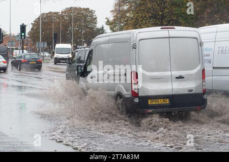 Hounslow, West London, Regno Unito. 14 novembre 2023. La forte pioggia torrenziale ha lasciato molte strade a Hounslow nella zona ovest di Londra allagate oggi. Un Met Office Yellow Weather Warning rimane in vigore per il sud-est fino alle 15 di oggi. Credito: Maureen McLean/Alamy Live News Foto Stock