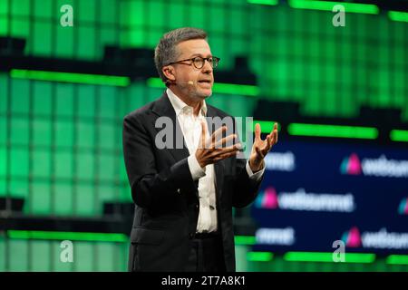 Lisbona, Portogallo. 13 novembre 2023. Carlos Moedas, sindaco della città di Lisbona, si rivolge al pubblico durante la serata di apertura del Web Summit 2023 a Lisbona. (Foto di Bruno de Carvalho/SOPA Images/Sipa USA) credito: SIPA USA/Alamy Live News Foto Stock