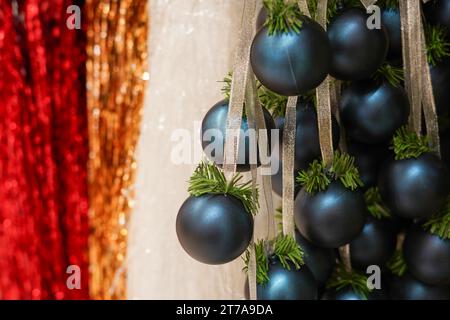 Colorate decorazioni natalizie nel centro commerciale Shapping Mall. Arredamento di Capodanno in negozio Foto Stock