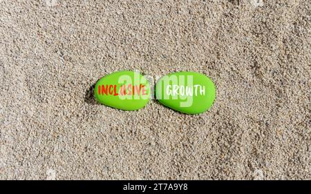 Simbolo di crescita inclusiva. Parole concettuali crescita inclusiva su bella pietra verde. Splendida spiaggia di sabbia. Concetto di crescita inclusiva per le aziende. Foto Stock