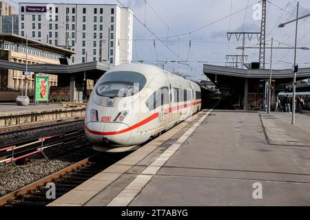 Essen Hauptbahnhof - Intercity Express Zug der Deutschen Bahn ICE, ICE4, Baureihe 403 bei der Einfahrt in den Hauptbahnhof. Essen, Nordrhein-Westfalen, DEU, Deutschland, 02.11.2023 *** Essen Main station Intercity Express train of Deutsche Bahn ICE, ICE4, classe 403 entrata nella stazione principale di Essen, Renania settentrionale-Vestfalia, DEU, Germania, 02 11 2023 Foto Stock