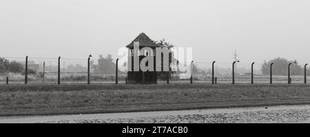 Brzezinka, Polonia - 17 luglio 2023: Memoriale delle torri di guardia e museo di Auschwitz-Birkena. Ex campo di concentramento e sterminio nazista Germani in Polonia Foto Stock