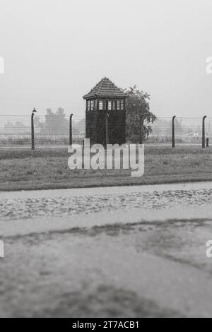 Brzezinka, Polonia - 17 luglio 2023: Memoriale delle torri di guardia e museo di Auschwitz-Birkena. Ex campo di concentramento e sterminio nazista Germani in Polonia Foto Stock