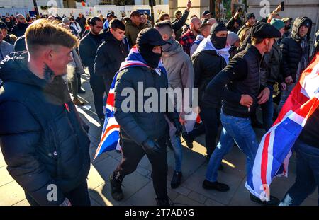 I protetitori di destra lasciano Whitehall dopo violenti incontri tra gruppi di Right Wing e la polizia vicino al Cenotafio, l'11 novembre dell'armistizio Foto Stock