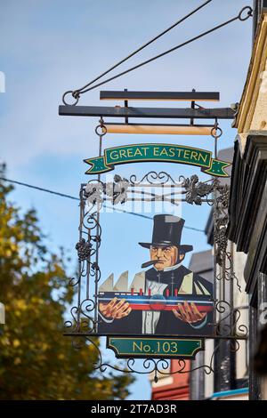 Cartello Great Eastern Pub con il piroscafo Brunel al No103 Trafalgar Street, Brighton, Regno Unito Foto Stock