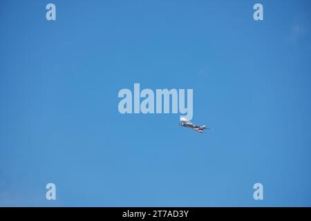 Emirates Airbus A380 contro un cielo blu. Foto Stock