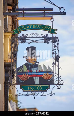 Cartello Great Eastern Pub con il piroscafo Brunel al No103 Trafalgar Street, Brighton, Regno Unito Foto Stock