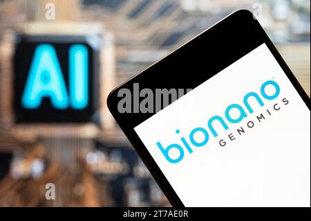 In questa illustrazione fotografica, la piattaforma per analizzare i lunghi segmenti del logo della società di biotecnologia del DNA genomico Bionano Genomics (NASDAQ: BNGO) visto su uno smartphone con un chip di intelligenza artificiale (ai) e un simbolo sullo sfondo. Foto Stock