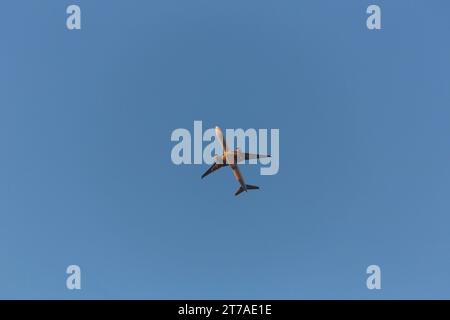 Aereo bianco contro un cielo blu. Foto Stock