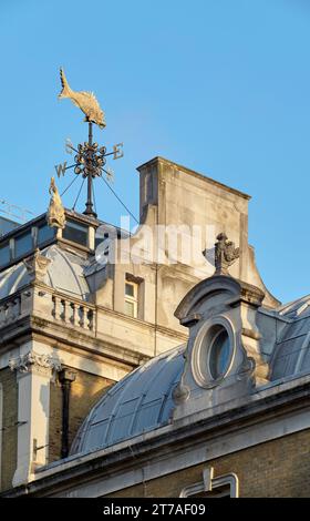 Meteo Vane sotto forma di pesce all'Old Billingsgate Market, Londra, Regno Unito Foto Stock