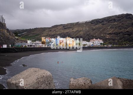 Vista di Playa Puerto de Tazacorte o della spiaggia di Tazacorte con sabbia nera sull'isola di la Palma , isole Canarie, Spagna Foto Stock