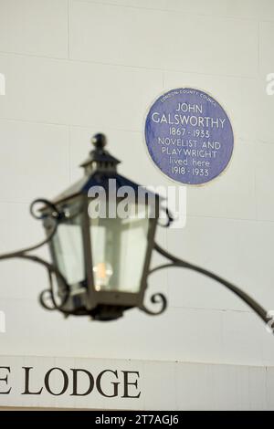 La targa blu John Galsworthy scrittore e drammaturgo viveva qui ad Hampstead, Londra. Foto Stock