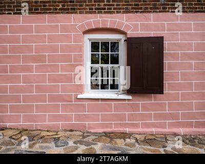 Antica finestra sulla casa a Old Salem North Carolina, Stati Uniti Foto Stock