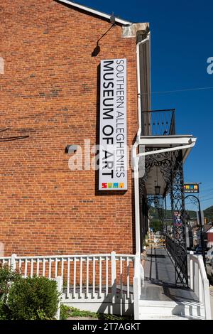 Bedford, Pennsylvania - 27 settembre 2023: Il Southern Alleghenies Museum of Art si trova nella storica Anderson House. Foto Stock