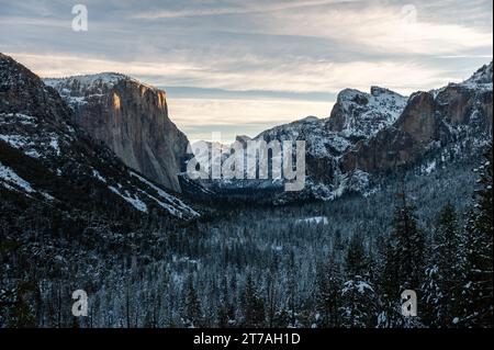 Ripresa grandangolare della valle di Yosemite dalla vista del tunnel in una mattinata di inizio inverno. El capitan cattura i primi raggi solari del nuovo anno. Foto Stock