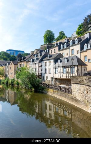 Edifici storici lungo il fiume nel quartiere di Grund, città di Lussemburgo, Lussemburgo Foto Stock