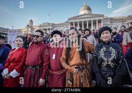 Londra, Regno Unito. 14 novembre 2023. I membri del cast in costume completo della produzione Mongol Khan si riuniscono a Trafalgar Square prima dell'apertura. La compagnia teatrale più importante della Mongolia arriva nel Regno Unito per la prima volta con una produzione sontuosa eseguita da un gruppo di oltre 70 artisti di fama mondiale, inaugurando al London Coliseum il 17 novembre. Crediti: Guy Corbishley/Alamy Live News Foto Stock