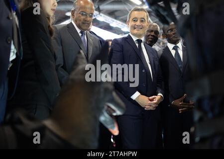 Villepinte, Francia. 14 novembre 2023. Il ministro degli interni di Singapore e il ministro della legge K Shanmugam e il ministro degli interni francese Gerald Darmanin visitano la fiera internazionale della sicurezza nazionale Milipol, presso il Parc des Expositions di Villepinte, Parigi Surbubs, il 14 novembre 2023. Foto di Raphael Lafargue/ABACAPRESS.COM Credit: Abaca Press/Alamy Live News Foto Stock