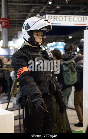 Villepinte, Francia. 14 novembre 2023. Protezioni della polizia alla fiera internazionale della sicurezza nazionale Milipol, al Parc des Expositions di Villepinte, Parigi Surbubs, il 14 novembre 2023. Foto di Raphael Lafargue/ABACAPRESS.COM Credit: Abaca Press/Alamy Live News Foto Stock