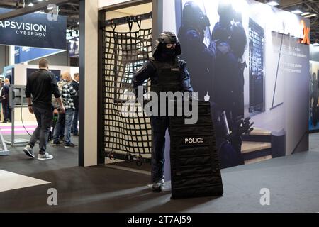 Villepinte, Francia. 14 novembre 2023. Protezioni della polizia alla fiera internazionale della sicurezza nazionale Milipol, al Parc des Expositions di Villepinte, Parigi Surbubs, il 14 novembre 2023. Foto di Raphael Lafargue/ABACAPRESS.COM Credit: Abaca Press/Alamy Live News Foto Stock