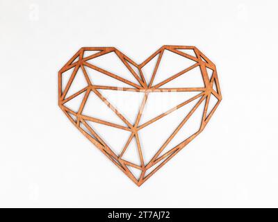 Cuore geometrico realizzato con bastoncini di legno su sfondo bianco. Foto Stock