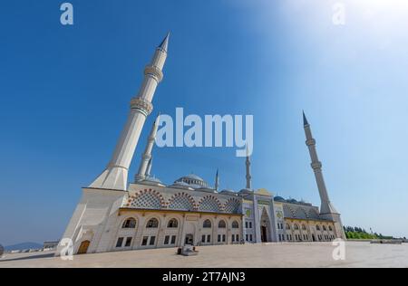 Moschea Camlica di Istanbul lato asiatico, Turchia. Panorama, vista panoramica della piazza di fronte alla moschea. Foto Stock