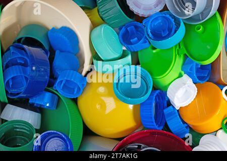 Vari tappi a vite e tappi in plastica per il riciclaggio Foto Stock