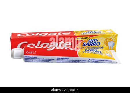Huelva, Spagna - 17 ottobre 2023: Colgate Anti-Tartar Plus Whitening aiuta a evitare che il tartaro aderisca ai denti e ai suoi cristalli di pulizia rimuovi Foto Stock