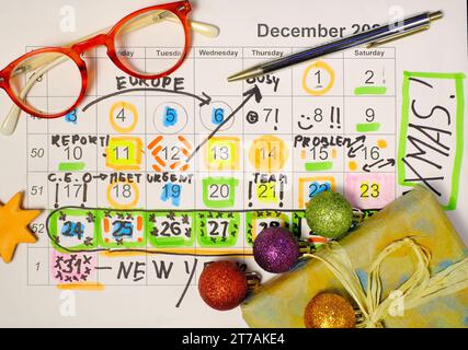 Calendario con appuntamenti di lavoro, ingressi alle festività natalizie, balli di natale e regali di natale. Foto Stock