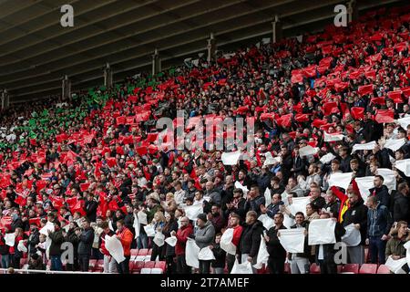 I fan di Sunderland tengono un papavero negli stand: Sunderland contro Birmingham City, Sky Bet Championship, Stadium of Light, Sunderland, Regno Unito - 11 novembre 2023 solo per uso editoriale - si applicano le restrizioni DataCo Foto Stock